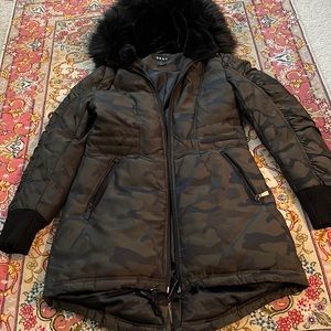 Women XS DKNY Camouflage Winter Puffer Hooded Lined Coat Jacket Excellent